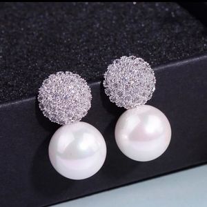 Pearl earring (stud)